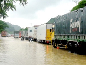 Mưa lớn kéo dài, Quốc lộ 1A ngập sâu trong nước